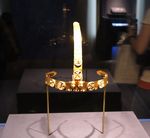 二つのガゼルの頭がついた冠